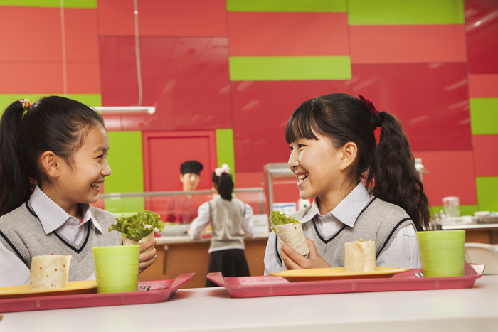 学校饭堂食堂学生小女孩好朋友吃饭对视蔬菜