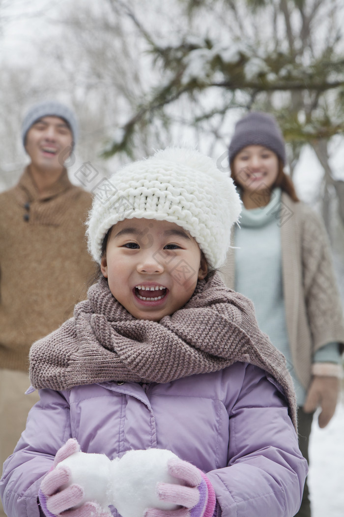 冬天妈妈女儿爸爸小孩季节下雪大衣羊毛帽子