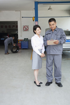 汽车维修店师傅女人衬衫正式的签名合作摄影