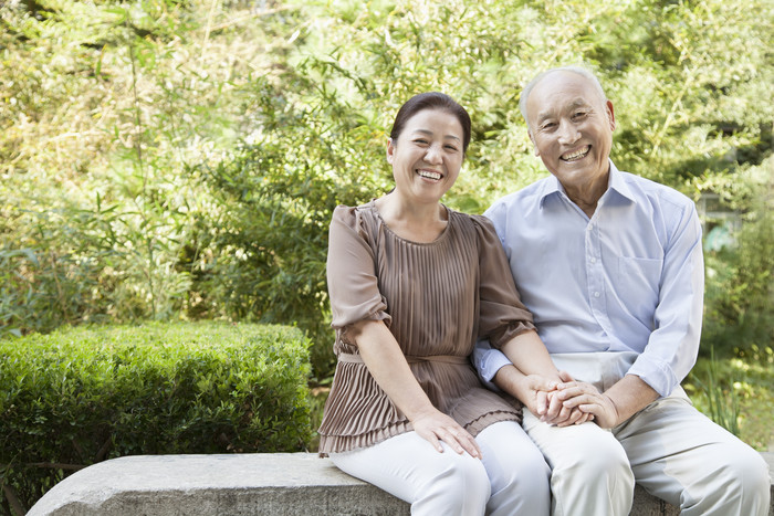 夫妻年老的夫妇男人女人户外坐着休闲的照片