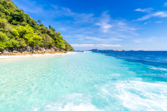 海边沙滩海浪夏天度假旅游风景摄影图