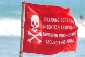 海边危险骷髅头警惕禁止危险旗帜