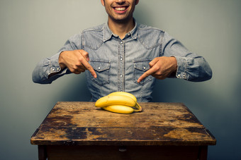 简约吃香蕉的男人摄影图