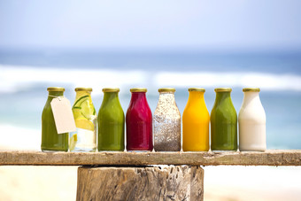 海边的果汁饮品摄影图