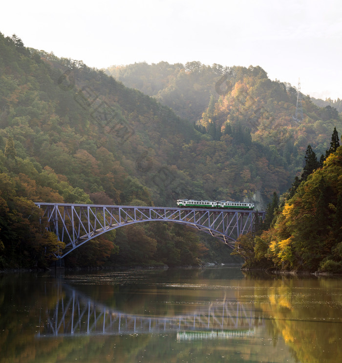 山谷中的铁架桥摄影图