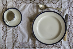 灰色调桌上的餐具摄影图