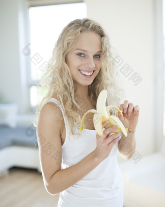 简约风吃香蕉的女人摄影图