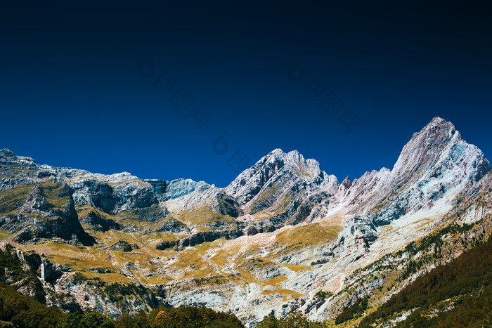 深色调远看高山摄影图