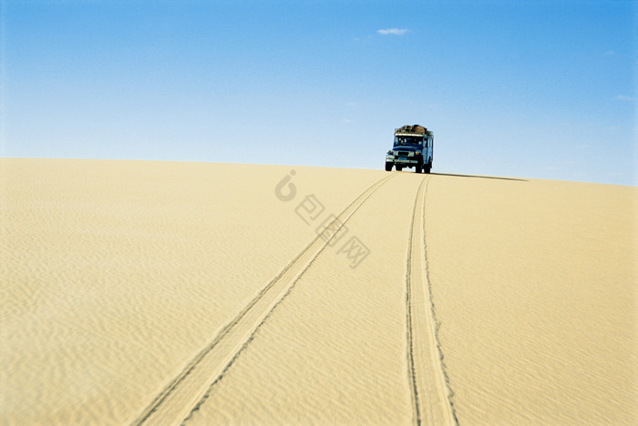 沙漠行驶的吉普车