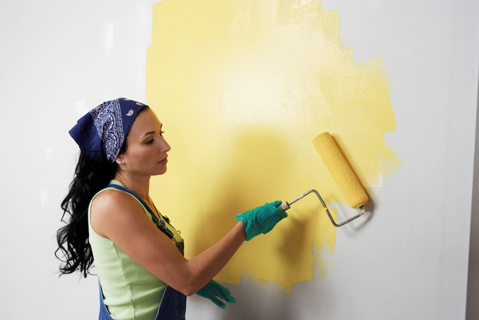 刷黄色油漆的女人