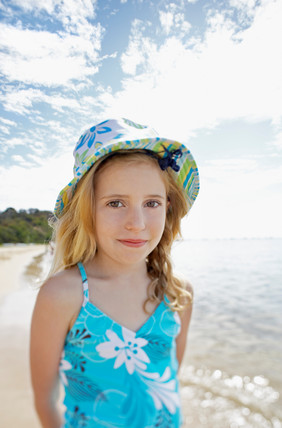 海滩上漂亮的小女孩