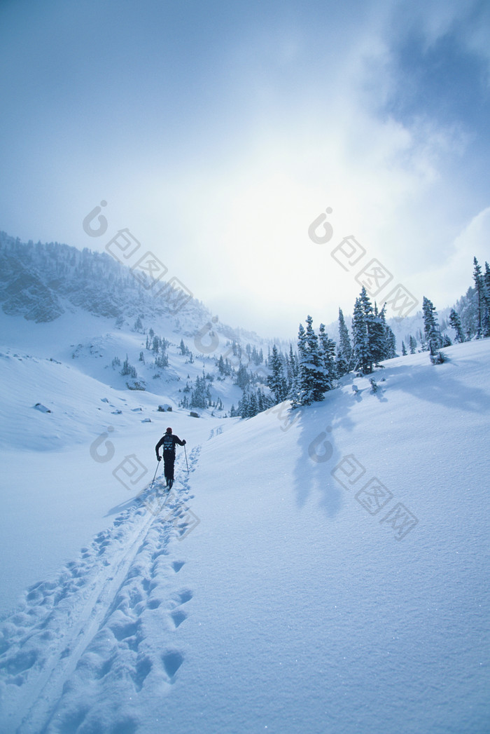 蓝色调孤独的滑雪者摄影图