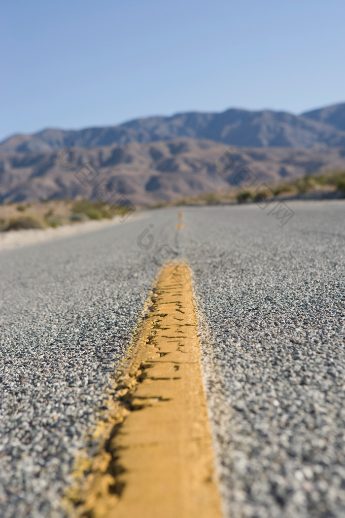 暗色调在山下的公路摄影图