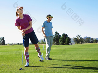 清新在打高尔夫的夫妻摄影图