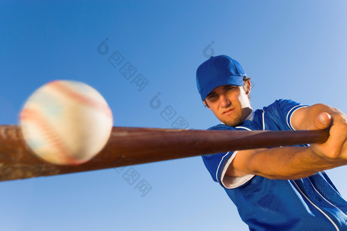 蓝色调在打棒球的人摄影图