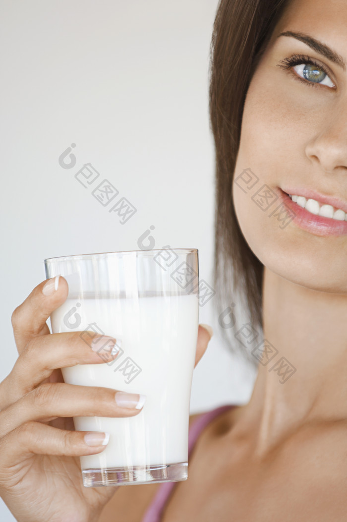 灰色调喝牛奶摄影图