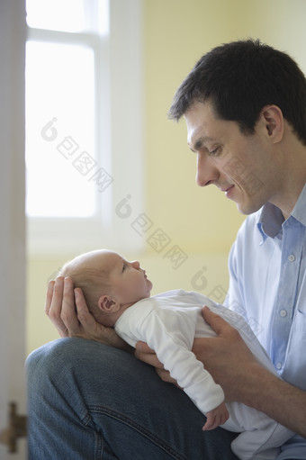 抱着婴儿的温馨父亲