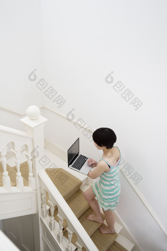 上楼梯电脑办公的女人