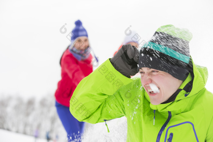 清新打雪仗摄影图