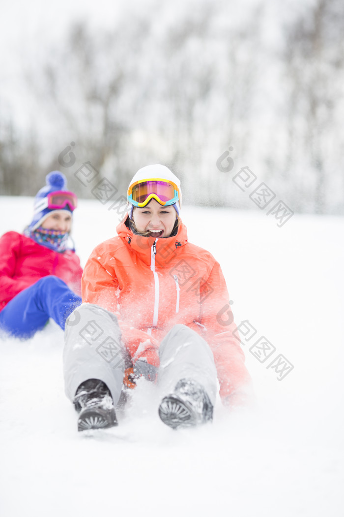 灰色高兴的玩雪摄影图