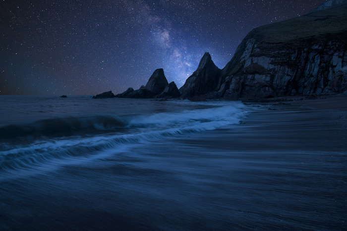 夜晚涨潮的海洋摄影图