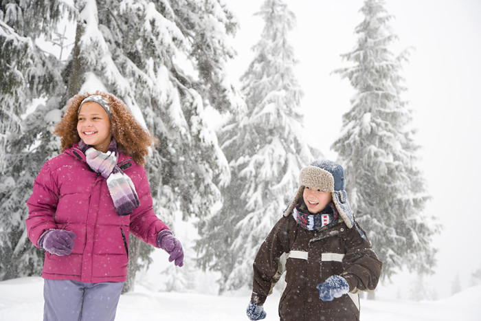 灰色调雪中奔跑的孩子摄影图