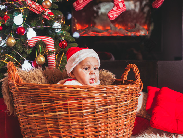 可爱的篮子里的圣诞婴儿