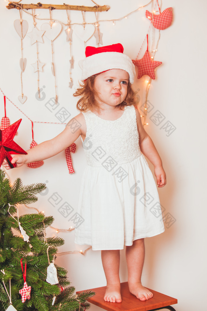站凳子上的圣诞小女孩