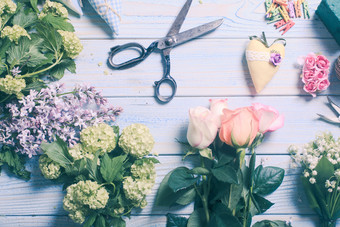 桌面上的剪刀和鲜花
