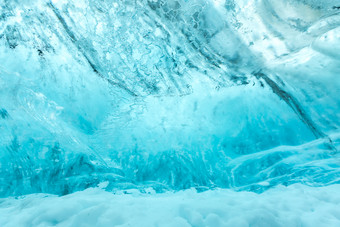蓝色调冰层之下摄影图
