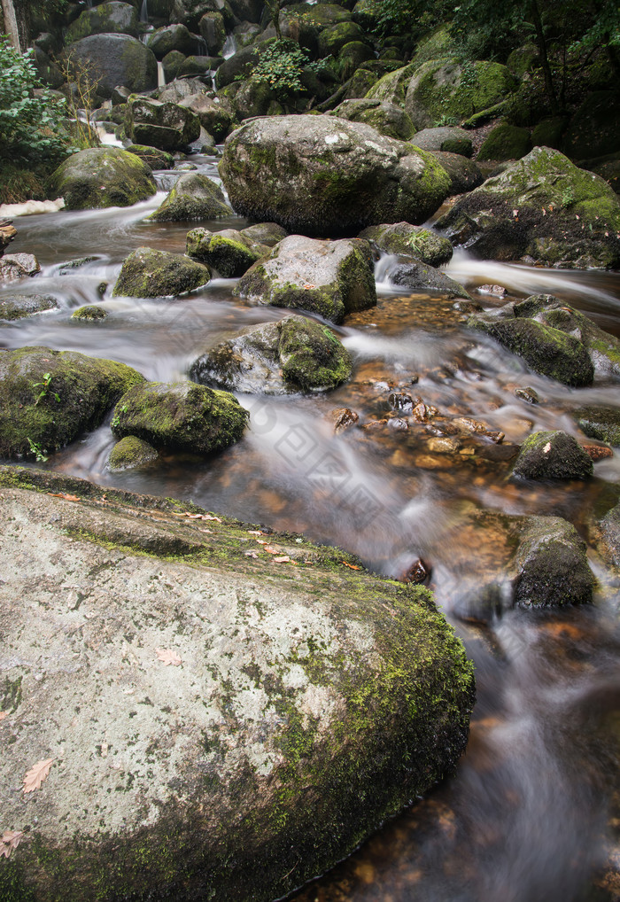 山林岩石流水景色