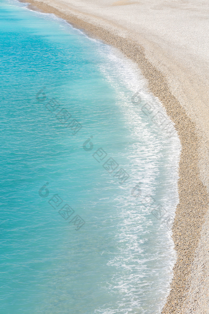 蓝色海水沙滩摄影图