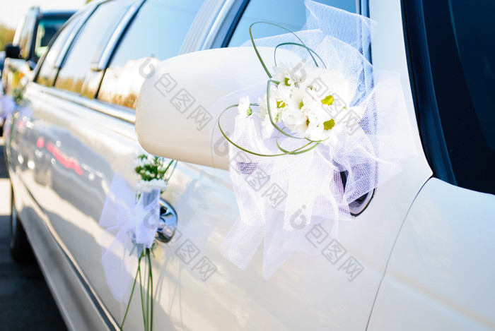 婚车上的白色花饰