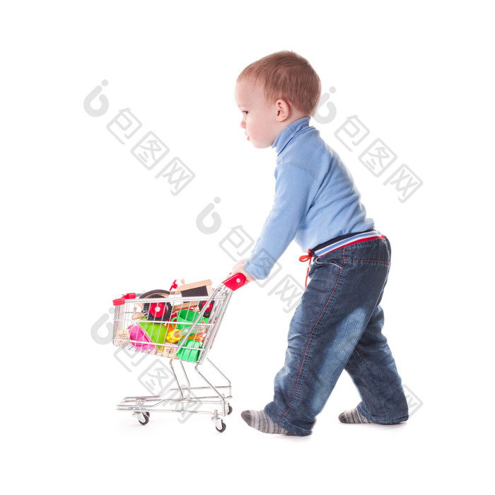 宝宝推着装满玩具的购物车