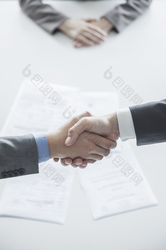 签合同握手合作人物