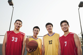 团队合作<strong>信心</strong>一群人球队篮球球衣微笑男人
