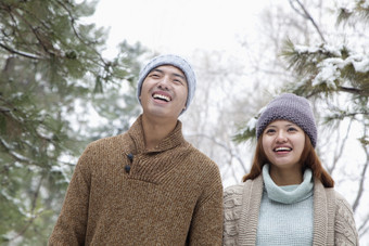情侣夫妻男人女人冬天毛线帽户外约会微笑