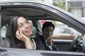 汽车车内女人打电话男人商业业务客户摄影图