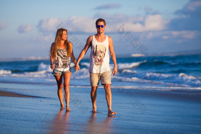 情侣海边沙滩牵手男子女子外国度假旅游