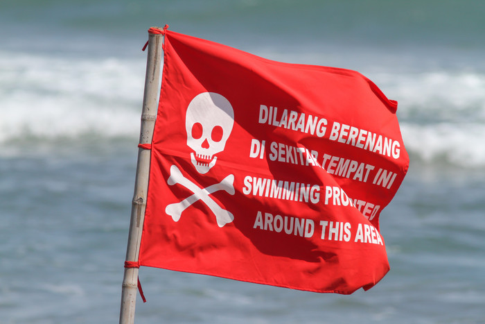 红色危险骷髅头警惕禁止危险旗帜海边