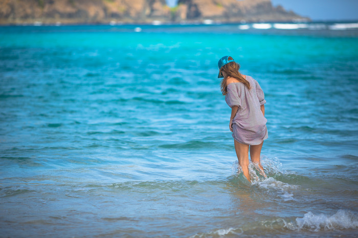 假期旅游海边大海沙滩旅游女生背影风景摄影