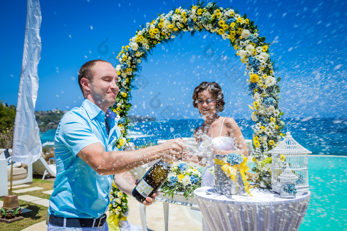 蓝色调海边婚礼摄影图
