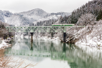 浅色调冬天雪景摄影图