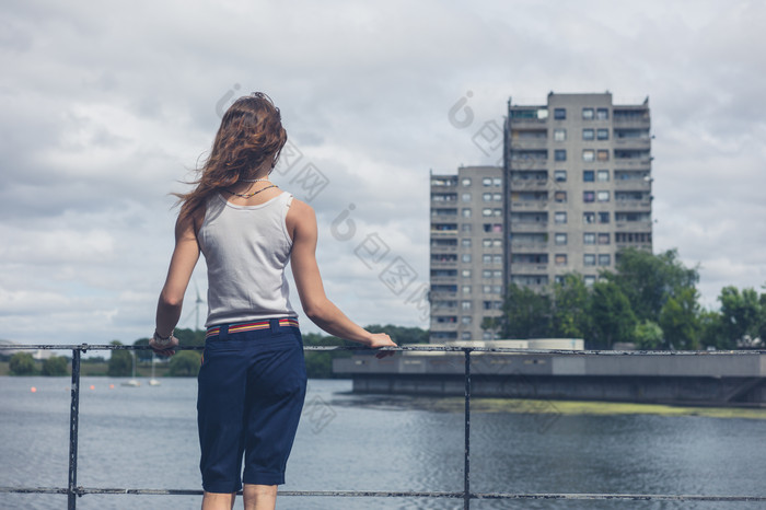 站在河边的女人摄影图