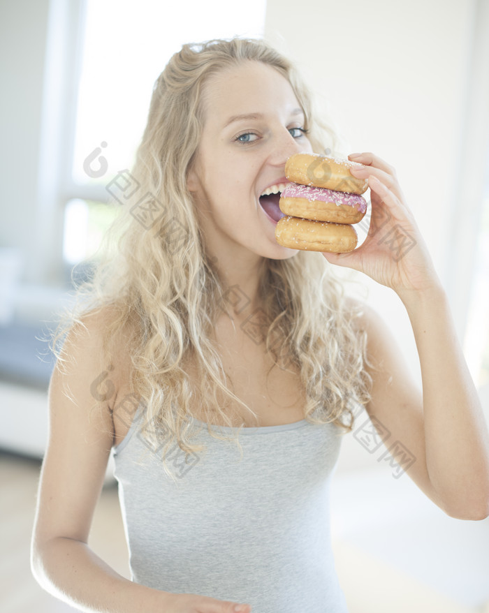简约风吃面包的女人摄影图