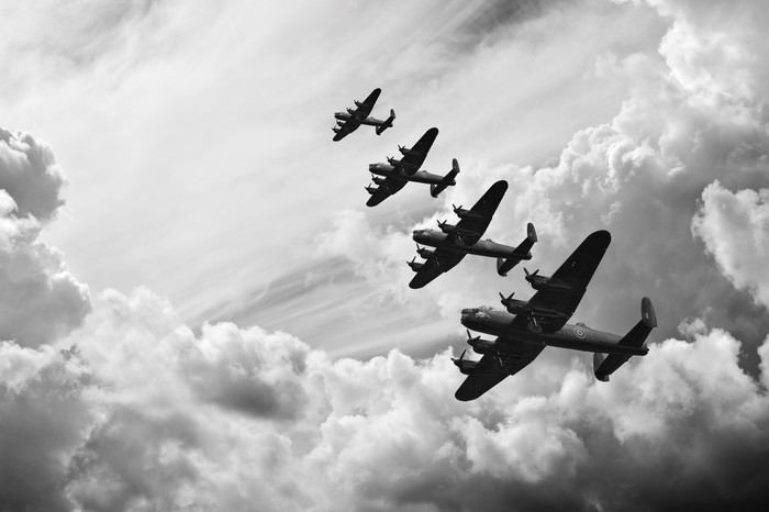 暗色调空中的几架战斗机摄影图