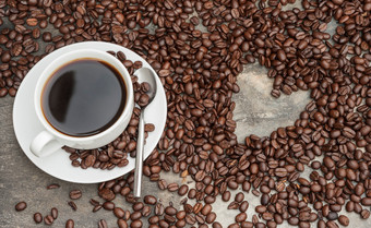 深色一杯<strong>咖啡饮品</strong>摄影图