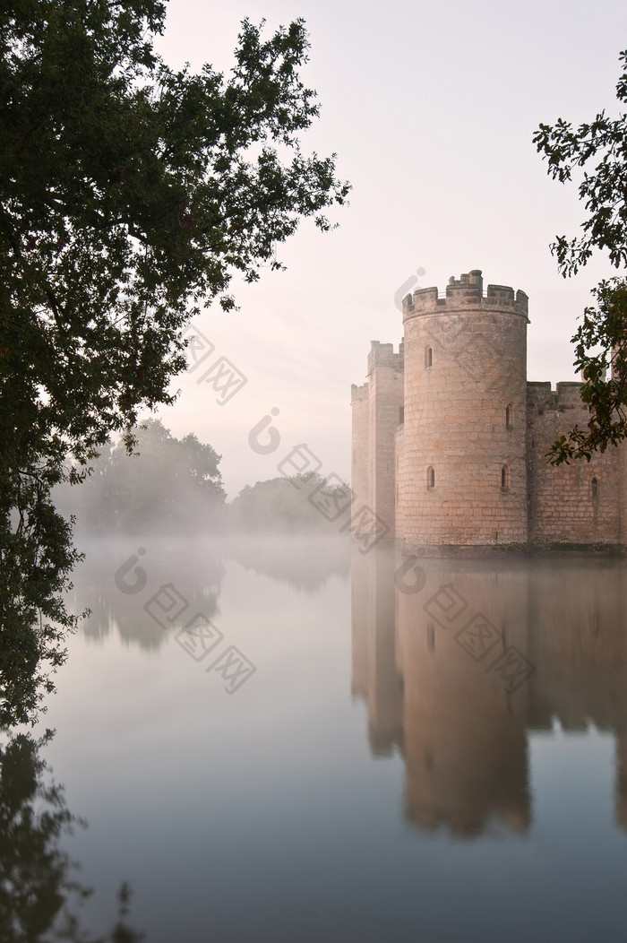 暗色调水边的老城堡摄影图