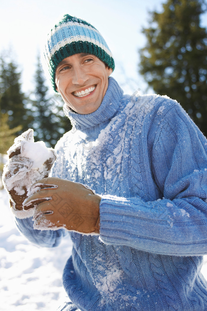 打雪仗的男人摄影图