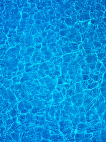 <strong>蓝色</strong>泳池上的涟漪